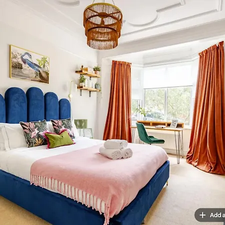 Charming Ealing Garden Flat With A Free Parking Apartment